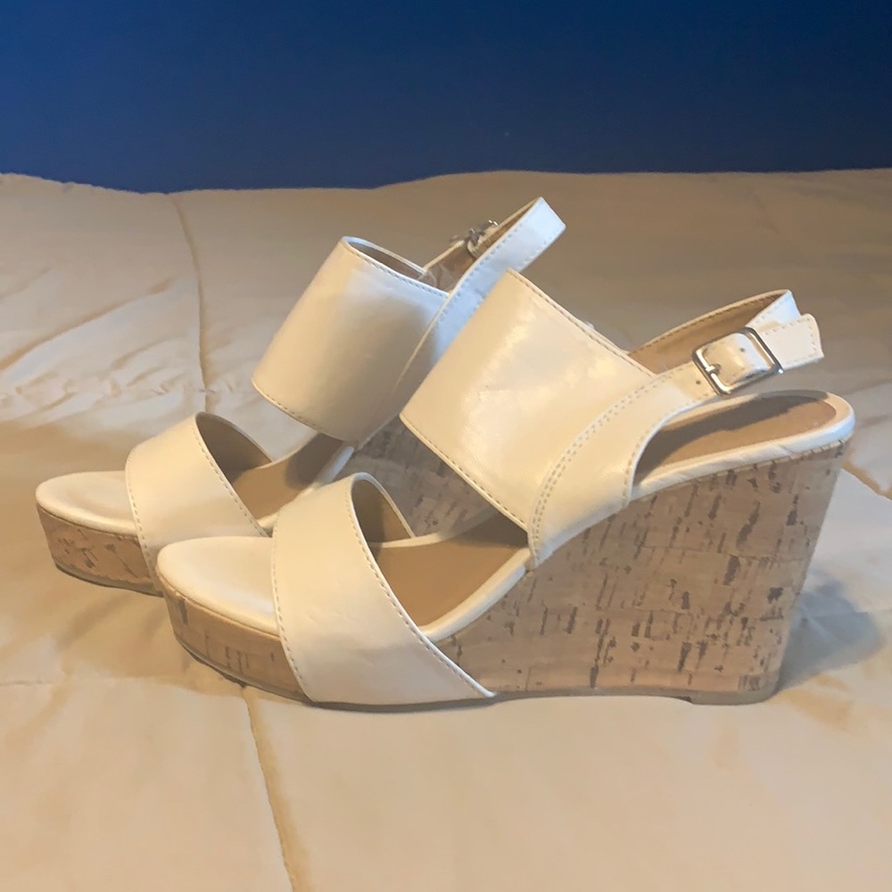 Women’s size 8 Apt 9 platform sandals